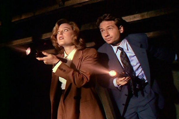 Scully and Mulder in The X-Files episode 'Squeeze'