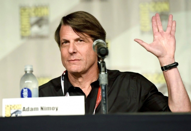 Adam Nimoy flashes the vulcan salute to fans at Comic Con San Diego 2015 (Photo by Chris Pizzello/Invision/AP)