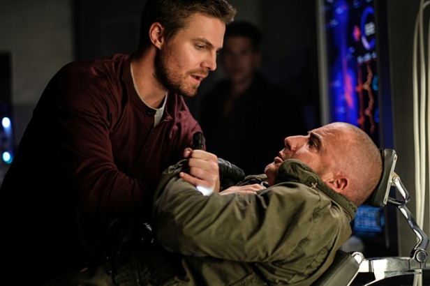 DC's Legends of Tomorrow --"Out Of Time"-- Image LGN201b_0023.jpg Pictured (L-R): Stephen Amell as Oliver Queen and Dominic Purcell as Mick Rory/Heat Wave -- Photo: Robert Falconer/The CW -- ÃÂ© 2016 The CW Network, LLC. All Rights Reserved.
